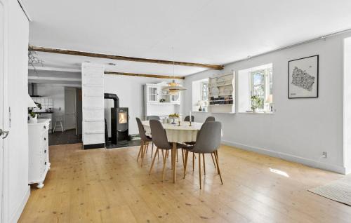 Østermarie Maison | Cozy Home In Østermarie With Kitchen
