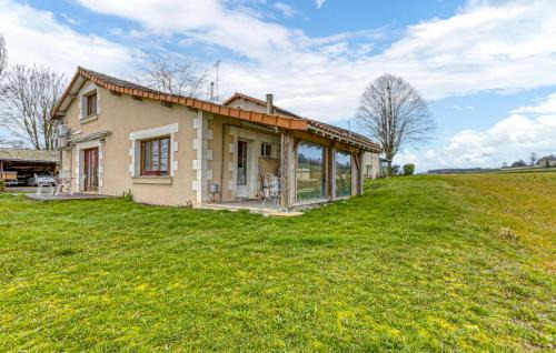 Scorbe-Clairvaux Maison | Cozy Home In Scorbé-Clairvaux With Wifi