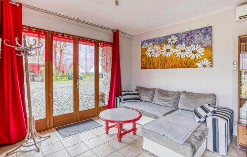 Scorbe-Clairvaux Maison | Cozy Home In Scorbé-Clairvaux With Wifi
