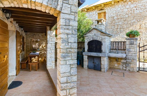 Modrusani Maison | Cozy Home In Zminj With Kitchen