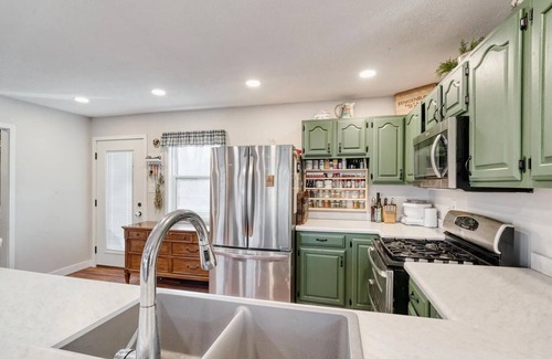 Thayer Maison | Cozy Home Near 231 with Open Living & Full Kitchen