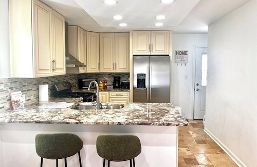 Des Plaines Maison | Cozy Home near O'Hare & fun Hubs with AC