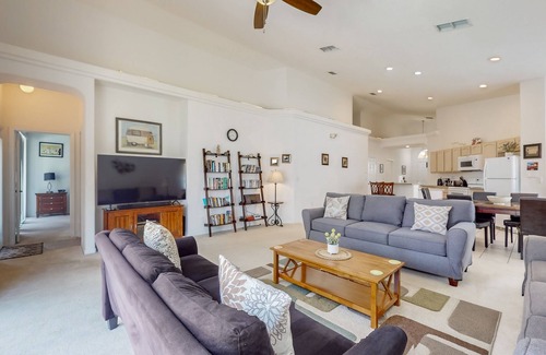 Marbella Maison | Cozy home near theme parks, WiFi, private pool & W/D, pool table