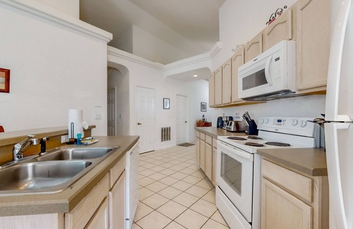 Marbella Maison | Cozy home near theme parks, WiFi, private pool & W/D, pool table