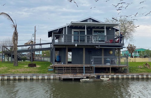 Hitchcock Maison | Cozy home on the Galveston bay canal. A perfect family getaway.
