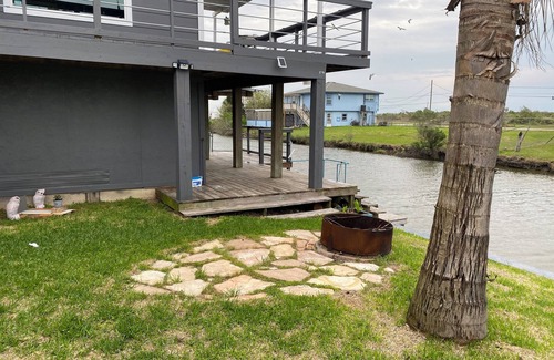 Hitchcock Maison | Cozy home on the Galveston bay canal. A perfect family getaway.