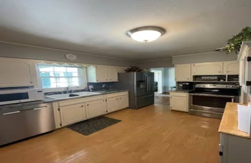 North Central Omaha Maison | Cozy Home <> Sunroom & 75 in TV