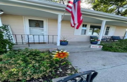 North Central Omaha Maison | Cozy Home <> Sunroom & 75 in TV