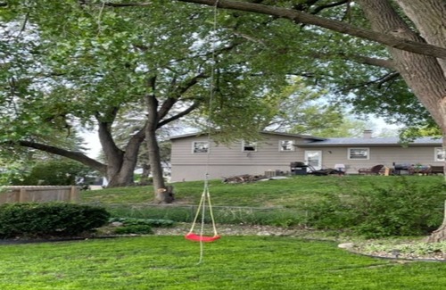 North Central Omaha Maison | Cozy Home <> Sunroom & 75 in TV