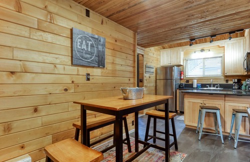Black Butte Ranch Maison | Maison confortable avec terrasse, bain à remous privé, piscines partagées, saunas et golf - chiens OK!