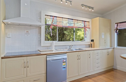 Springfield Maison | Cozy home with a pool! 5 minutes to Rotorua Town Centre.