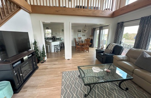 Apple River Maison | Cozy home with beautiful LAKE VIEW!