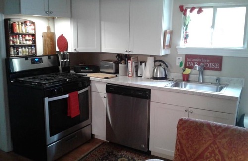 Havre De Grace Maison | Cozy home with fenced in yard-Dog Friendly . 2 block walk to historic downtown!