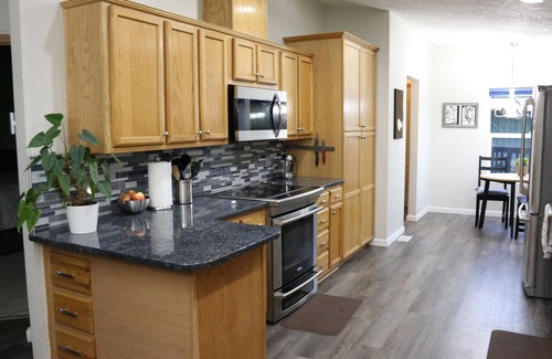 Vancouver Maison | Cozy home with Private Forest/Park on 1.5 acres, Outdoor lounge area and Hot Tub
