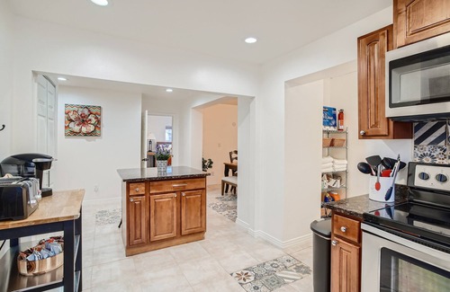 Wheat Ridge Maison | Cozy homebase in a GREAT LOCATION! Close to Amenities! Awesome deck with games.