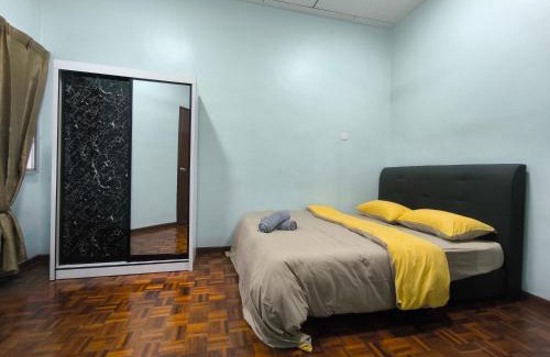 Batu Pahat Maison | Cozy Homestay near Pantai & Aeon Big - 10pax by Ngio