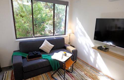 Melbourne Appartement | Cozy Hommee In Between CBD & Airport - Free Parking & Self Check-In