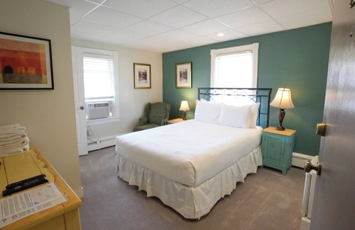 Ventnor City Hôtel | Cozy Hotel Room 250 feet from the boardwalk and beach.