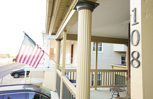 Ventnor City Hôtel | Cozy Hotel Room 250 feet from the boardwalk and beach.