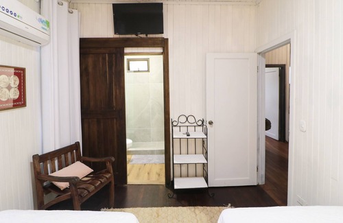 La Cruz Maison | Cozy hotel-style suite with private bathroom, on-site dining, & fast WiFi