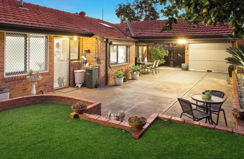 Mill Park Maison | Cozy House 3BD/2BR in Mill ParknDirectly across the road from shopping centre