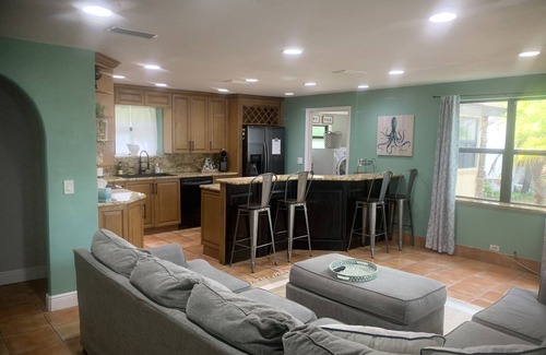Port Orange Maison | Cozy house centrally located. 3mls to beach,7mls to speedway. Pet friendly