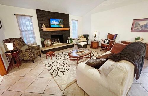 Springdale Maison | Cozy house centrally located close to everything in NWA