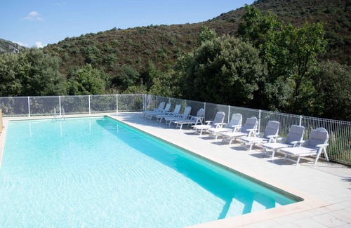 La Liviniere Maison | Maison agréable avec poêle et piscine partagée