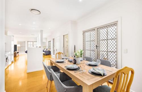 Sunnybank Maison | Cozy Hub near Food Fusion Family Business Ideal