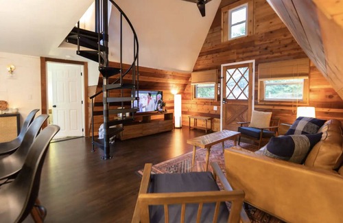 Freehold Cabine | Cozy Hudson Valley A-Frame