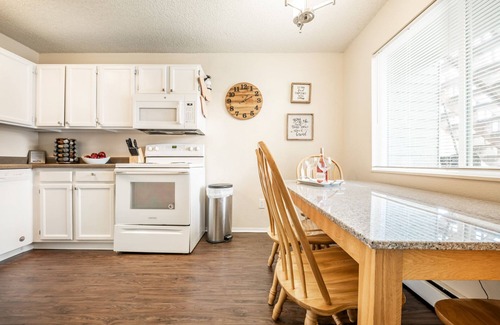 Rockrimmon Copropriété | ❤Cozy in the Springs! 2 BR, Kitchen. 5 Guests!❤