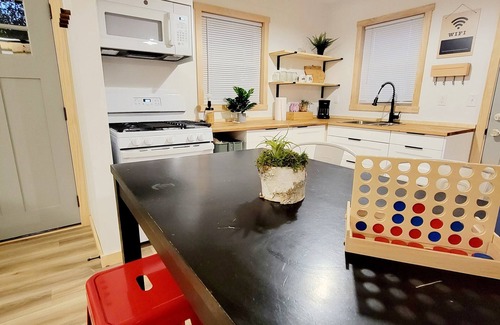 Des Moines Maison | Cozy Iowa Fairgrounds Bungalow. Vintage Camper. Game Shed. Large Fenced Yard!