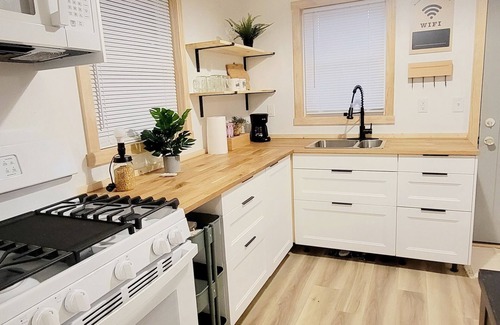 Des Moines Maison | Cozy Iowa Fairgrounds Bungalow. Vintage Camper. Game Shed. Large Fenced Yard!