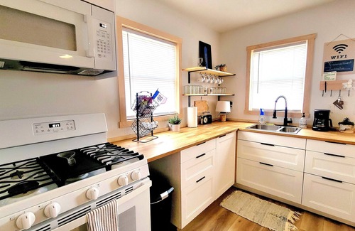 Des Moines Maison | Cozy Iowa Fairgrounds Bungalow. Vintage Camper. Game Shed. Large Fenced Yard!