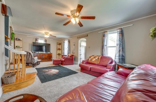 Dyersville Maison | Cozy Iowa Getaway with Patio and Fenced-In Yard!