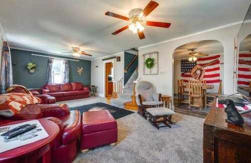 Dyersville Maison | Cozy Iowa Getaway with Patio and Fenced-In Yard!