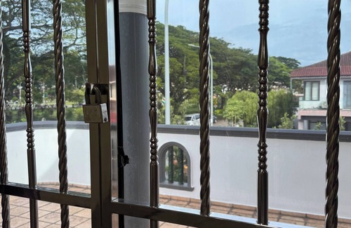 Taman Desa Tebrau Maison | Cozy Johor Bahru Home With Family Room and Unblock Balcony View