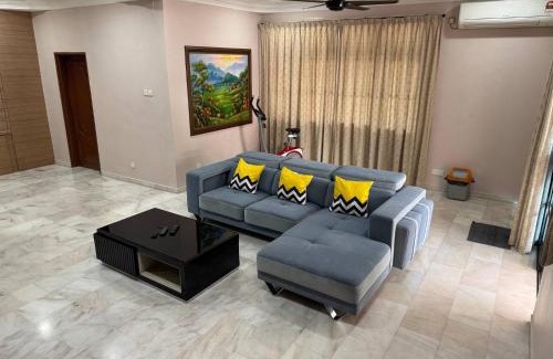 Taman Desa Tebrau Maison | Cozy Johor Bahru Home with Family Room and unblock balcony View