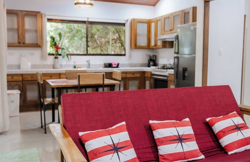 Parrita Cabine | Cozy jungle cabin with WiFi and AC in beautiful Parrita