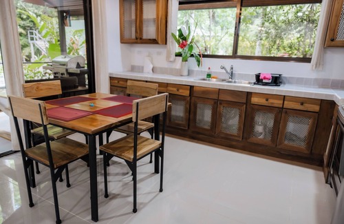 Parrita Cabine | Cozy jungle cabin with WiFi and AC in beautiful Parrita