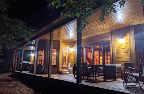 St-Adolphe-d'Howard Chalet De Ski | Cozy Lake-front Chalet in the Laurentians - perfect for families and couples