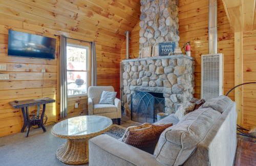 Weirs Beach Maison | Cozy Laconia Cabin, Close to Winnipesaukee Pier!