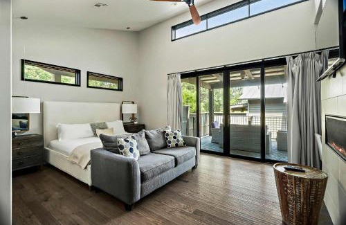 Spicewood Maison | Cozy Lake Cabin - 1BR Pickleball BBQ & Firepit