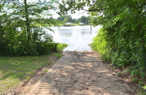 Alba Maison | Cozy Lake Fork Cabin~private boat ramp, open-air dock & lift, fire pit