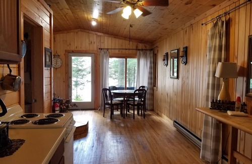 Emily Cabine | Chalets confortables au bord du lac pour un merveilleux plaisir d'été!