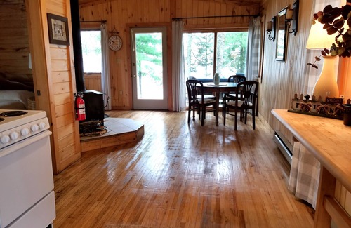 Emily Cabine | Chalets confortables au bord du lac pour un merveilleux plaisir d'été!