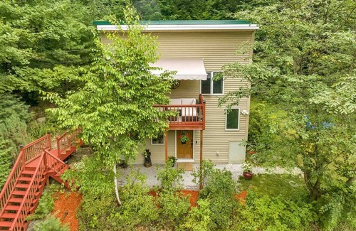 Gilmanton Maison | Cozy lake house in Great NH lakes region location and close to everything!