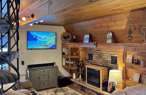 Poynette Maison | Cozy lake house with a hot-tub!!