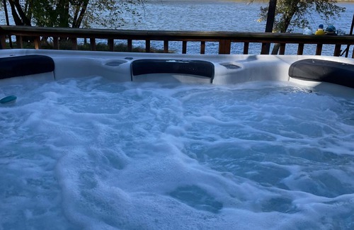 Poynette Maison | Cozy lake house with a hot-tub!!
