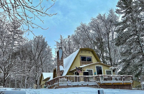 Poynette Maison | Cozy lake house with a hot-tub!!
